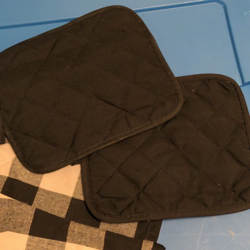 2 Black and White Oven Mitts and Potholders NEW